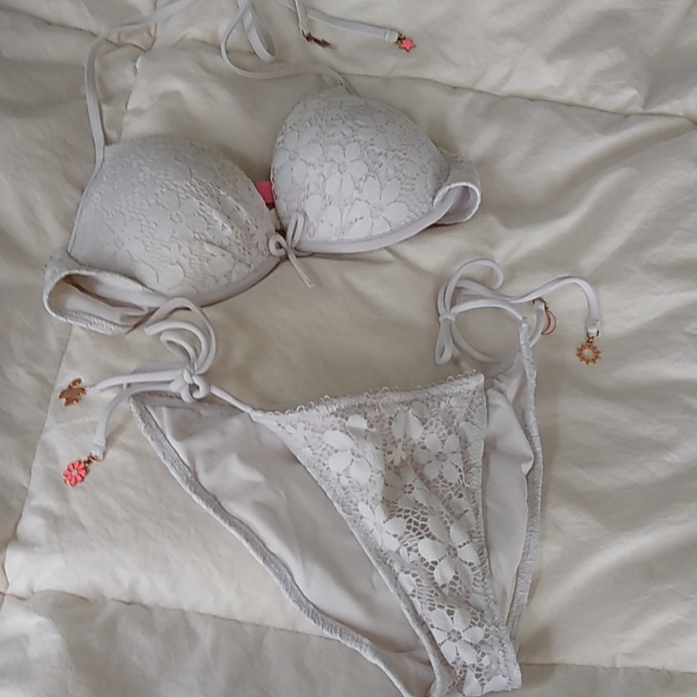 White lace charm bikini set